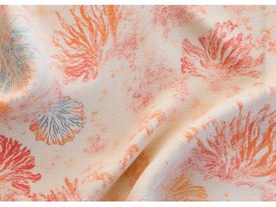 Stoffprøve med delikate skjell- og korallmotiver i krem og sjøgrønt