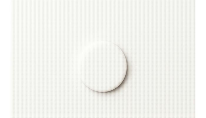 Et minimalistisk romoppsett i CAD-stil med et transparent rutenett og et justerbart teppeformen i midten, som viser ulike størrelsesmuligheter.